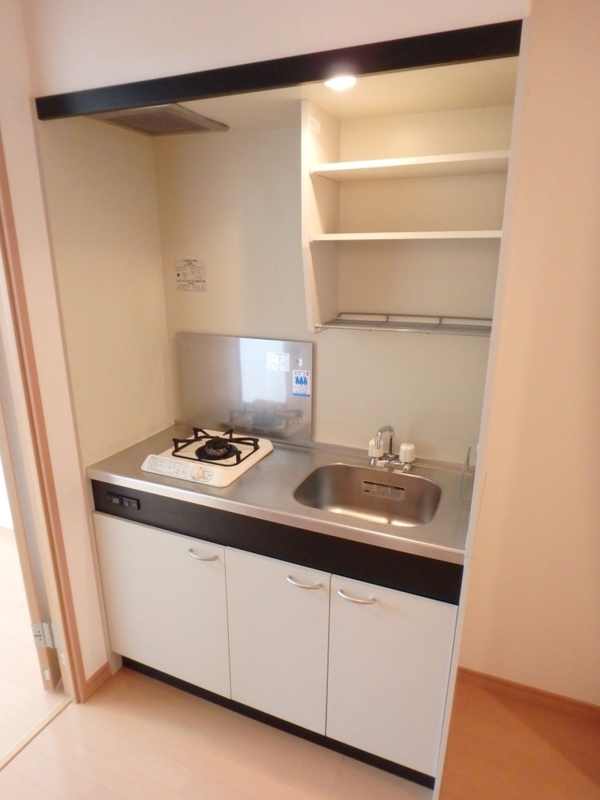キッチン　調理スペースもゆったり、上部棚付きキッチンです。