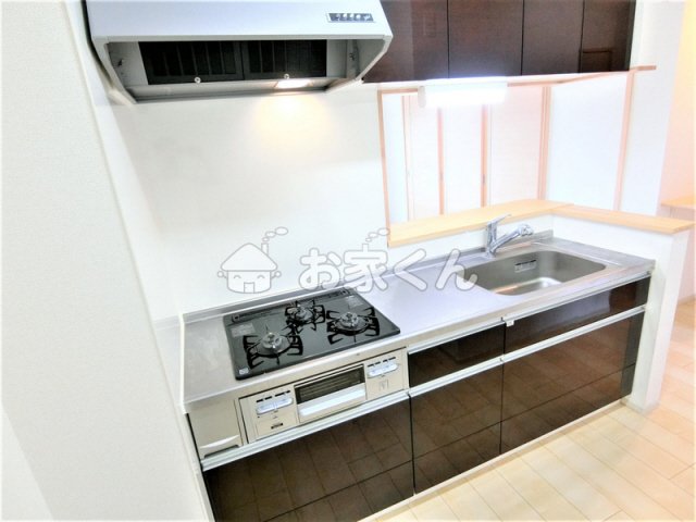 キッチン　三口ガスコンロ付き対面式システムキッチン