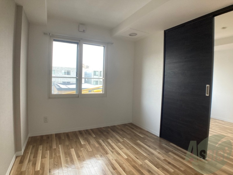 その他部屋・スペース　寝室はこちらです。光が差し込む、温かみのあるお部屋です。