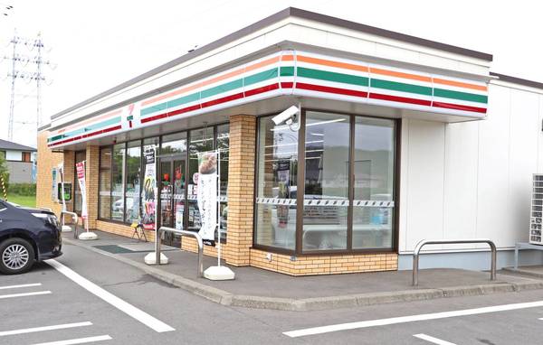 コンビニ　セブンイレブン静内旭店（コンビニ）まで444m