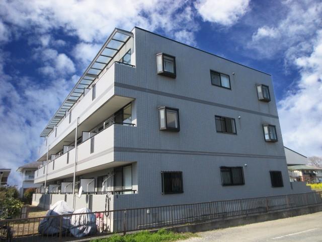 建物外観　３階建て鉄骨造