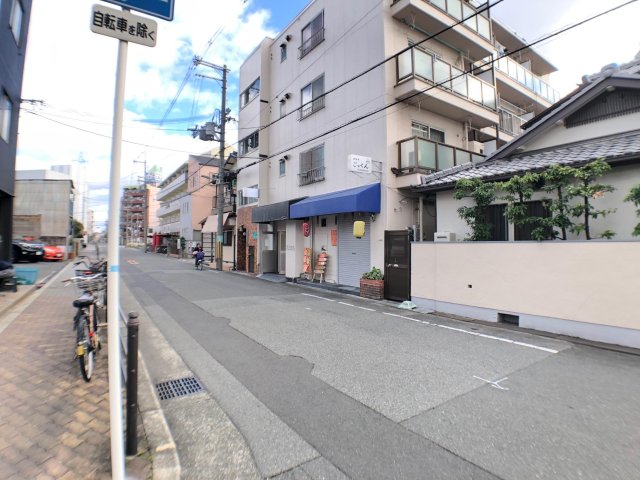 建物外観　駅近ですが、閑静。スーパー、コンビニ徒歩1分圏内に有り。