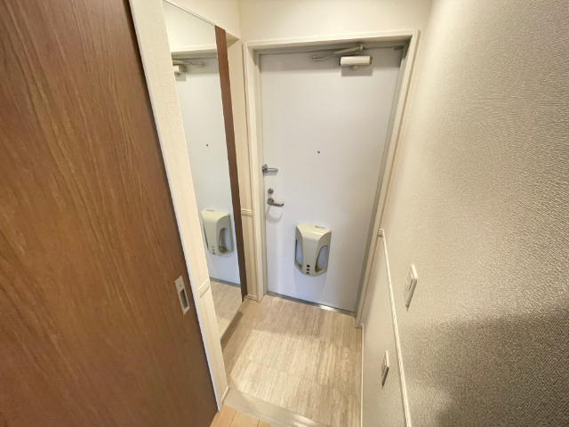 玄関　姿見あります