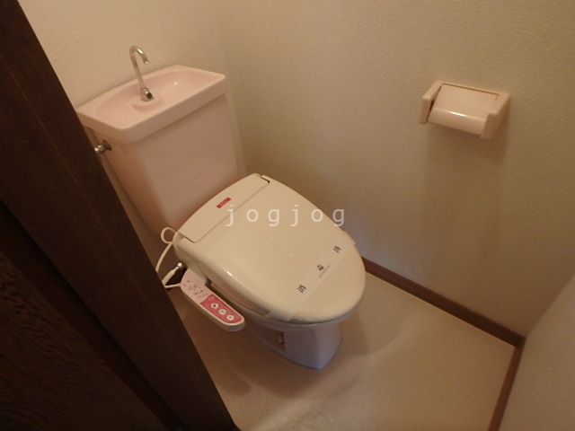 トイレ　嬉しい温水洗浄便座付きのトイレです。