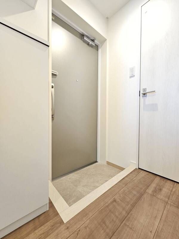 玄関　※同建物内の別部屋 参考写真です