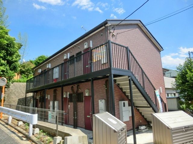 建物外観　静かな住宅地に建つ綺麗なアパート。