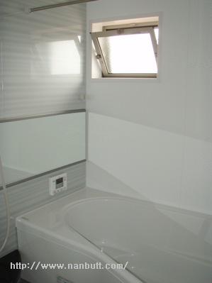 バス・シャワールーム　追い焚き機能付き一坪バス・嬉しい窓付き