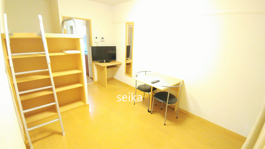 収納　同タイプ。カーペットのお部屋です。机・椅子付き。机は折りたた