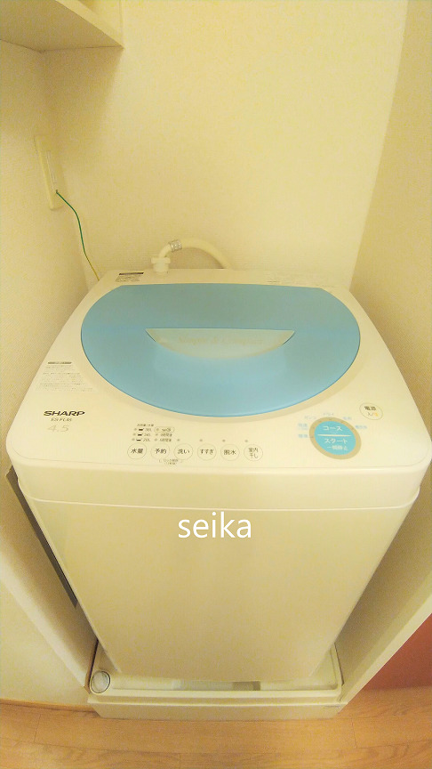 眺望　洗濯機付です。収納棚もあります。