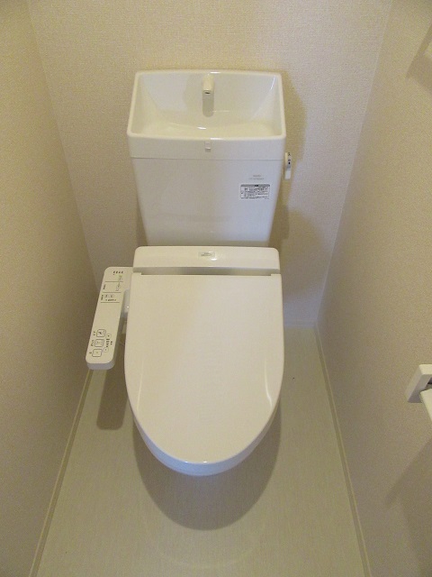 トイレ　201号室の写真を掲載しております。