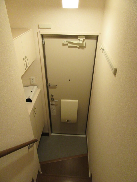 玄関　201号室の写真を掲載しております。