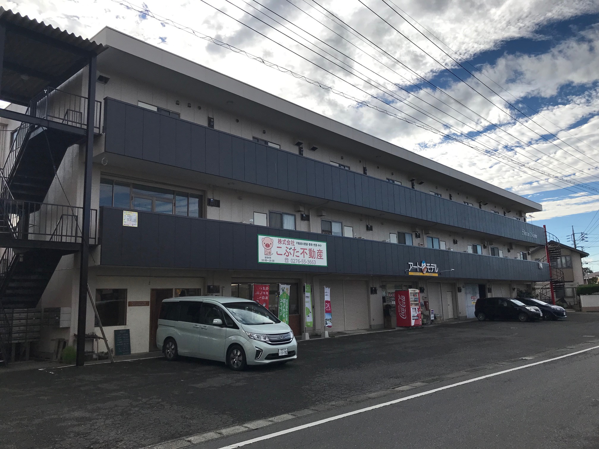 建物外観　前面に高い建物が無いので日当り良好