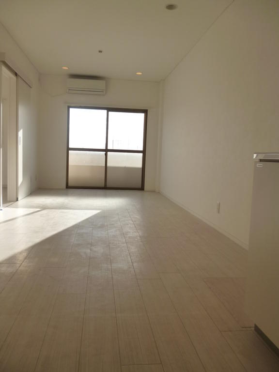 居室・リビング　清潔感あるリビングルーム