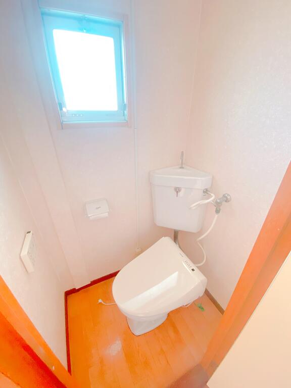 トイレ　（＾＾）ウォシュレット付き！ 窓もあります♪