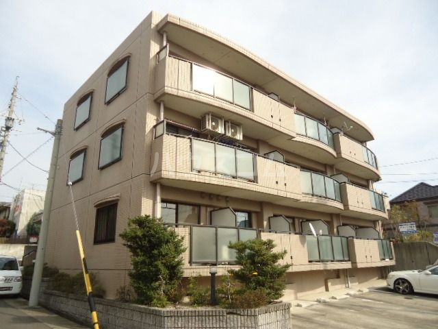 名古屋市天白区鴻の巣のマンションの建物外観