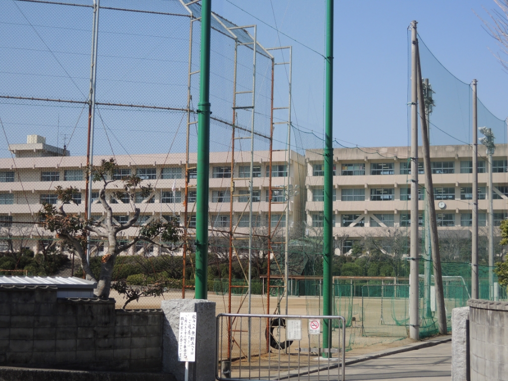 中学校　新居浜市立中萩中学校（中学校）まで813m