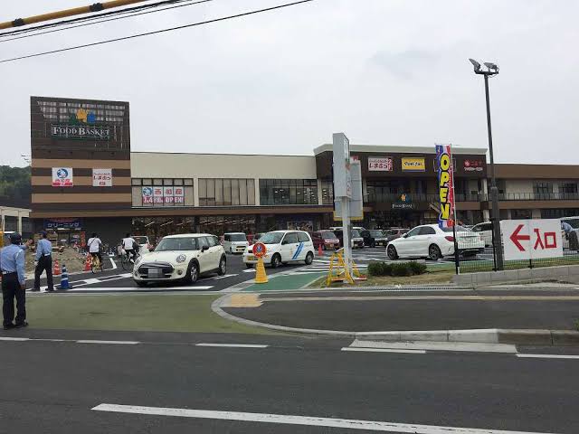 スーパー　ニシナフードバスケット 市役所北店（スーパー）まで1042m