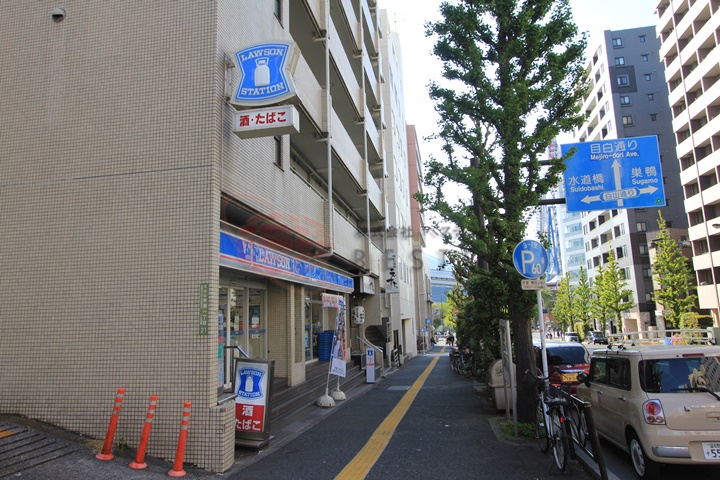 コンビニ　ローソン本郷一丁目店（コンビニ）まで155m