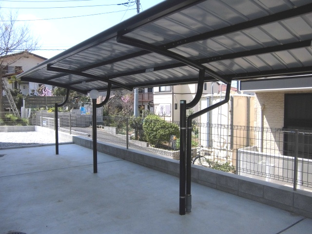 ロビー　屋根付き駐輪場
