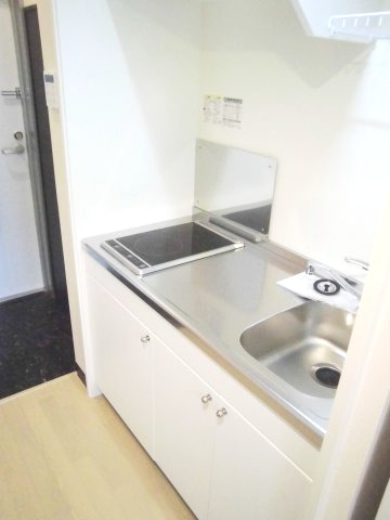 キッチン　IH&ラジエントヒーターの2口コンロ完備、作業スペースもあっ