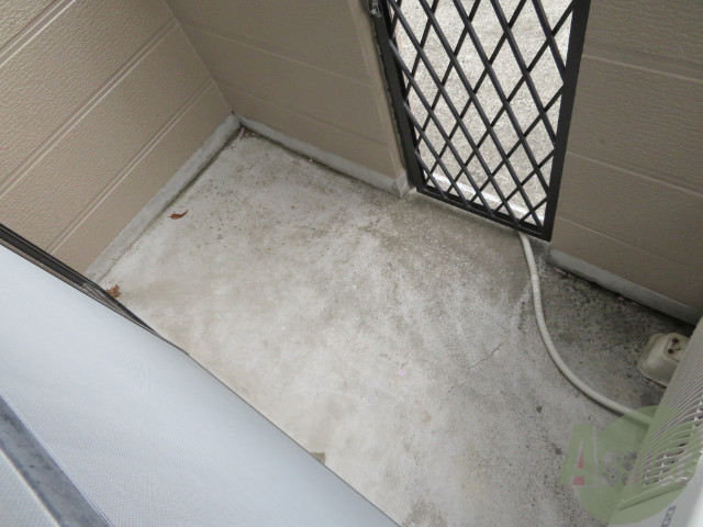 バルコニー　バルコニーは幅があり、広い印象を受けました。