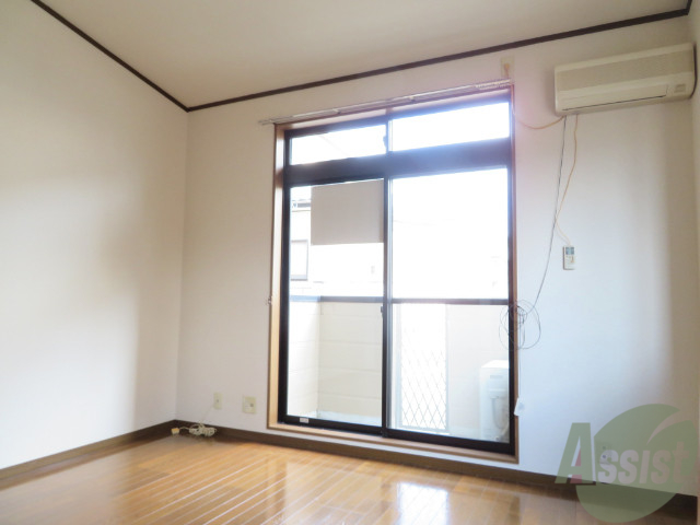 居室・リビング　８帖の洋室です。広々として、きれいですね。