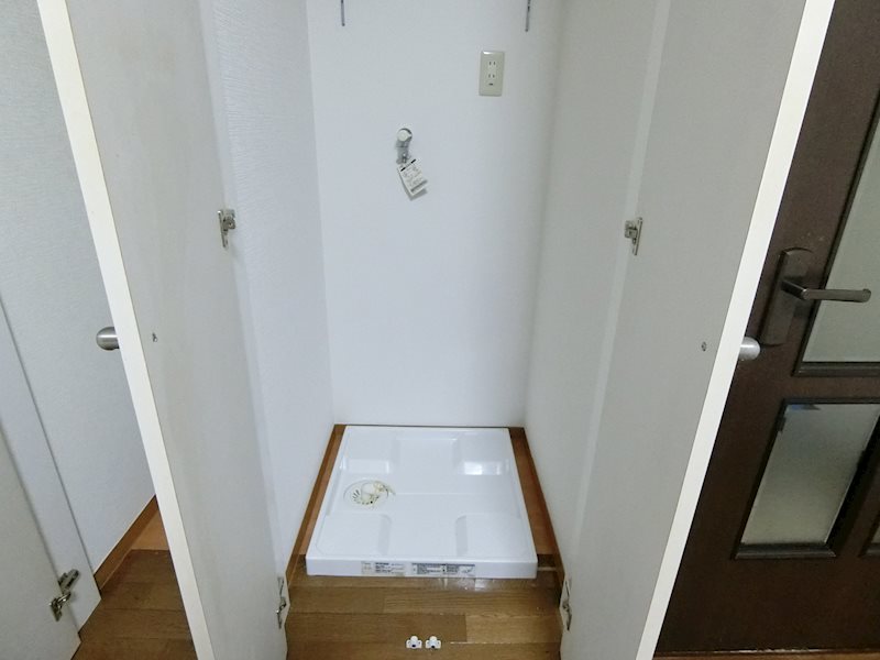 その他　洗濯機置場には扉が付いています