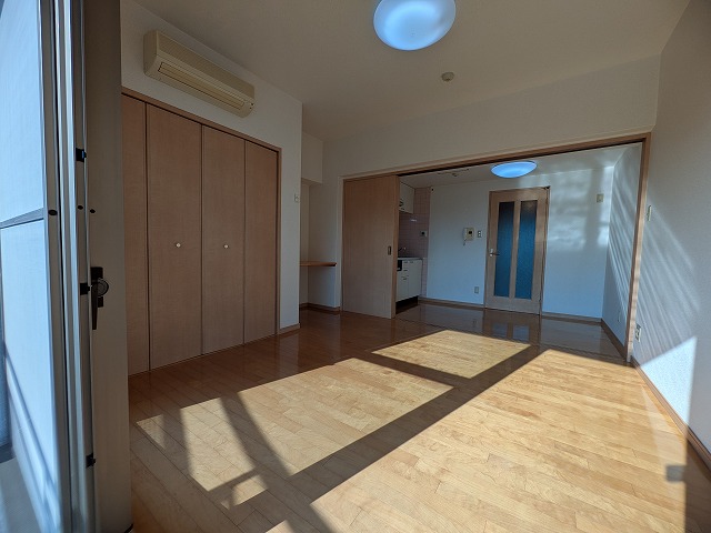 居室・リビング　同物件、別号室のものです。