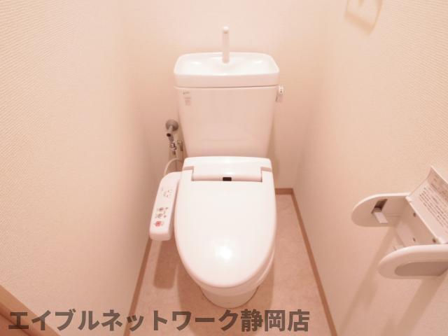 トイレ　落ち着いた色調のトイレです