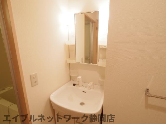 洗面設備　明るい洗面所です
