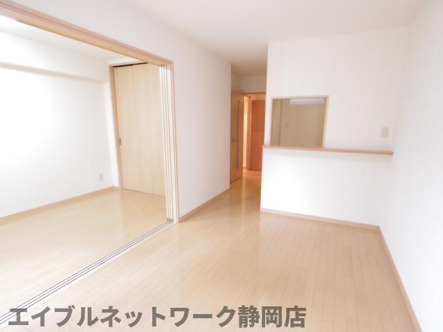 居室・リビング　こちらのリビングで趣味の時間をお楽しみください