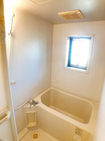 バス・シャワールーム　日々の疲れを癒すバスルーム★換気のできる窓付き★写真は205