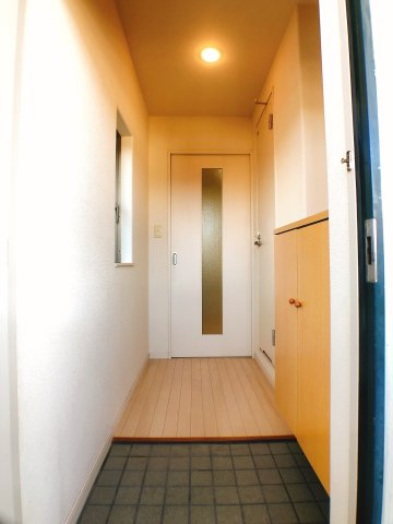 玄関　明るい玄関にはシューズクローク付き★写真は205号室の写真で