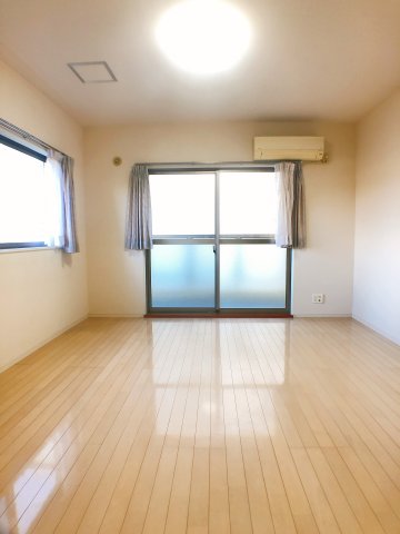 居室・リビング　照明付きのリビング★写真は205号室の写真です★