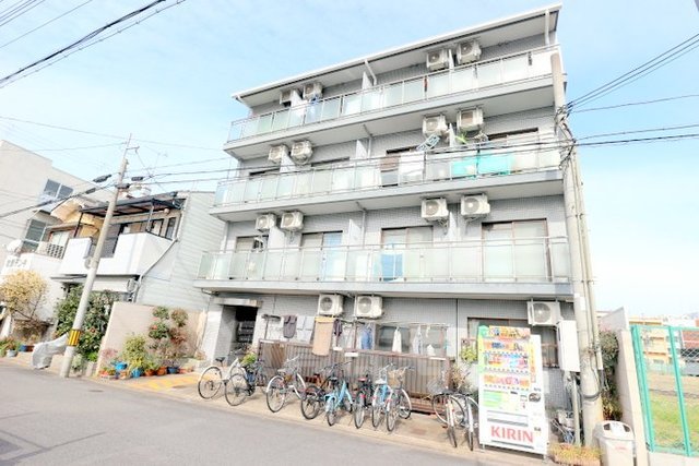 京都市南区東九条松田町のマンションの建物外観