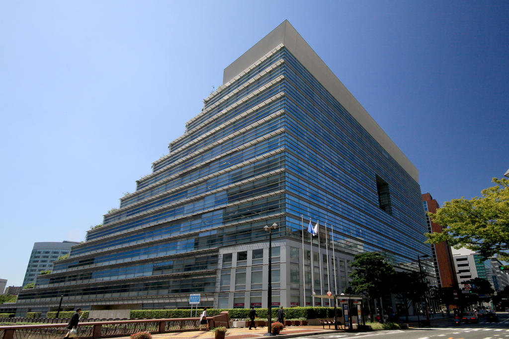 ショッピングセンター　アクロス福岡（ショッピングセンター）まで382m