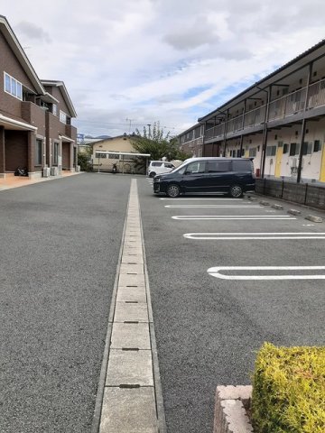 【ブロッサムIの駐車場】