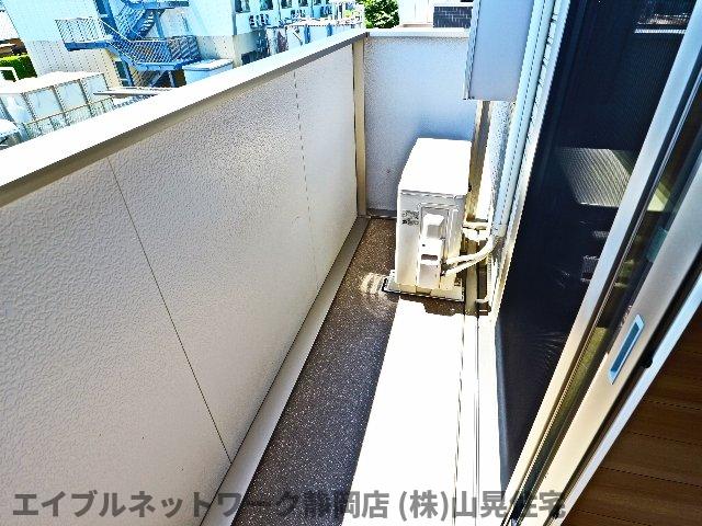 バルコニー　暖かな日差しのふりそそぐバルコニー