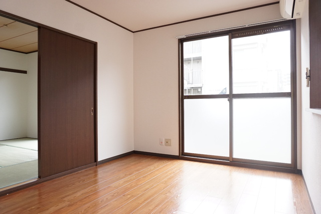 居室・リビング　★日当たり良好な南側の洋室★