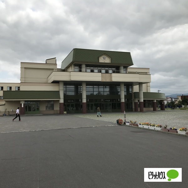 中学校　旭川市立神楽中学校（中学校）まで512m