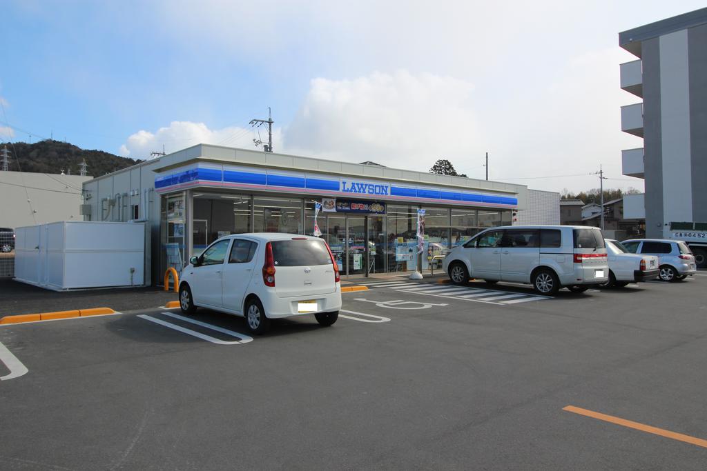 コンビニ　ローソン東広島寺家駅前店（コンビニ）まで663m