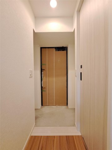 玄関　現況優先となります。現地にて間取り・仕様等をお確かめ下さい。
