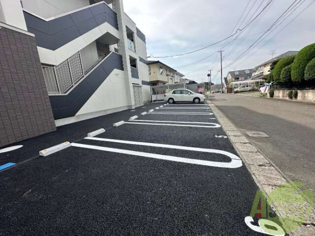 【仙台市泉区泉中央のマンションの駐車場】