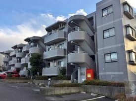 建物外観　地面より少し高くなっております
