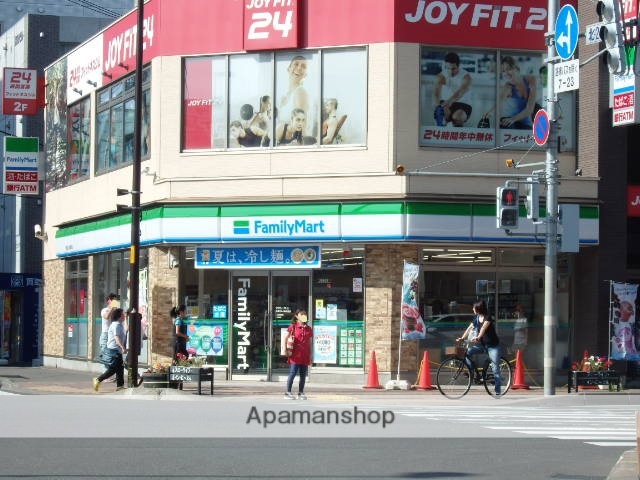 コンビニ　ファミリーマート（コンビニ）まで96m