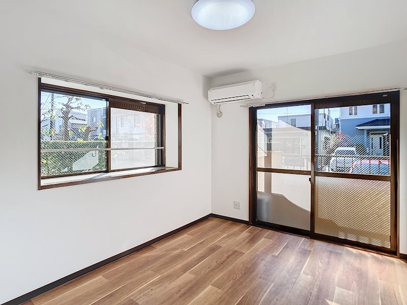 居室・リビング　角部屋なので出窓あります♪