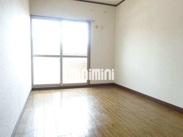 居室・リビング　日当たりのよい居室です。