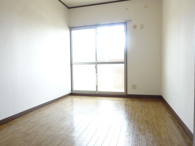 居室・リビング　落ち着いた雰囲気の居室です。