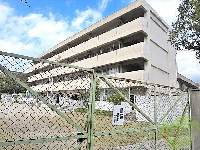 【吹田市山手町のマンションの小学校】