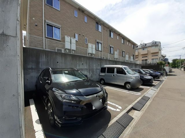 【仙台市青葉区西勝山のアパートの駐車場】